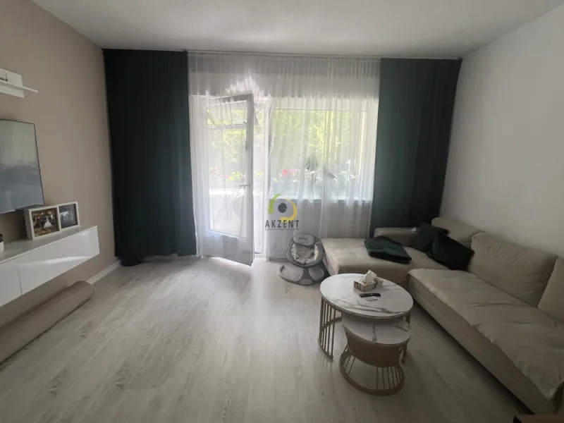 Wohnzimmer - Wohnung kaufen in Berlin - Sonnige 2-Zimmer-Wohnung im Hochparterre - vermietet