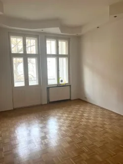 Wohnzimmer mit Balkon - Wohnung kaufen in Berlin - Schöne 3-Zimmer-Altbauwohnung -bezugsfrei