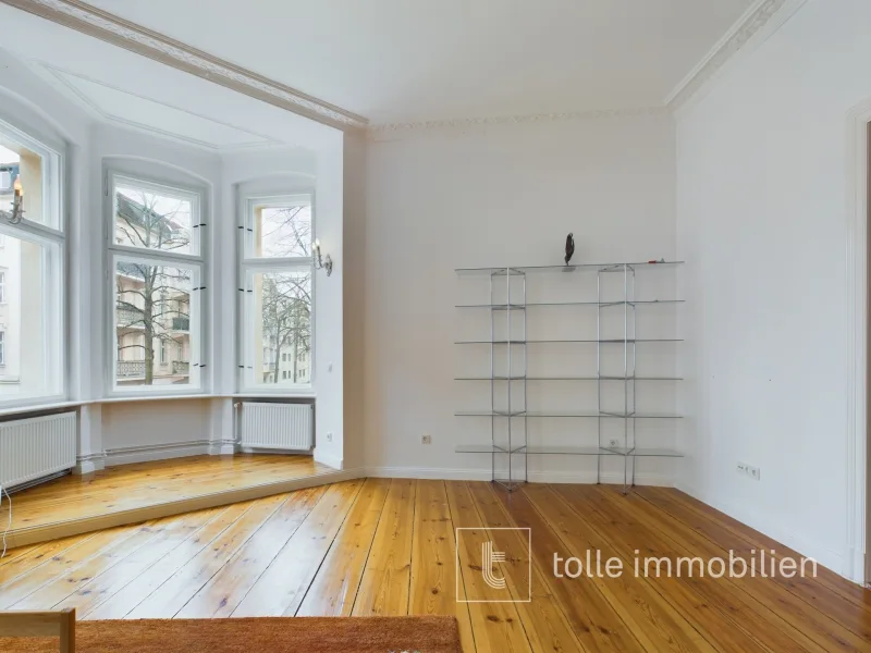Wohnzimmer - Wohnung kaufen in Berlin - Exklusive 4-Zimmer Altbauwohnung mit zwei Balkonen