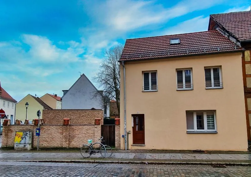  - Haus kaufen in Nauen - Zweifamilienhaus in der Altstadt von Nauen - YouTube: https://youtu.be/4G0rn6m4wcY