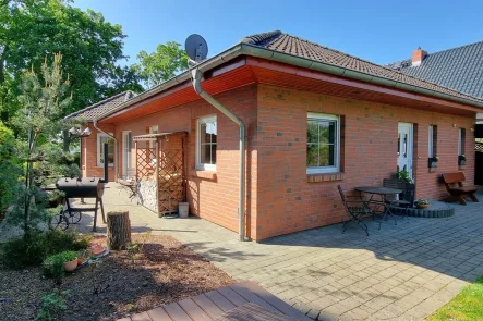 Rückansicht - Haus kaufen in Oranienburg - Einziehen und Loswohnen, sehr gepflegter Walmdach-Bungalow direkt am Lehnitzsee in Oranienburg