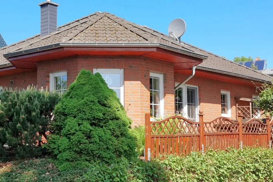 Vorderansicht - Haus kaufen in Oranienburg - Einziehen und Loswohnen, sehr gepflegter Walmdach-Bungalow direkt am Lehnitzsee in Oranienburg