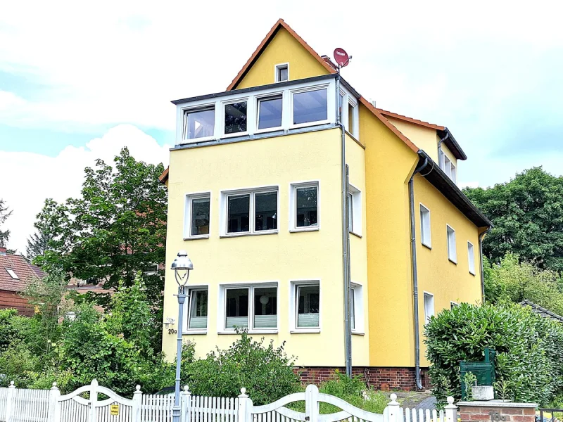 Vorderansicht - Haus kaufen in Berlin - Hermsdorf; 3-Familien- /Generationenhaus mit Vollkeller, großzügigem Garten und großer Terrasse