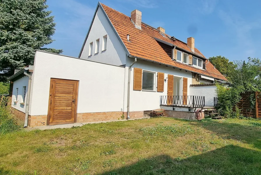 Rückansicht - Haus kaufen in Berlin - Pankow/Franz.-Buchholz; gemütliche Doppelhaushälfte mit Vollkeller und großer Garage in ruhiger Lage