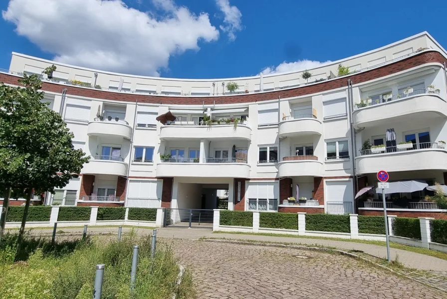 Hausansicht - Wohnung kaufen in Berlin - Köpenick; perfekte Ruhiglage, barrierefrei, Top-Ausstattung, 2 Terrassen, Aufzug, TG mit Wallbox