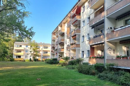 Rückansicht - Wohnung kaufen in Berlin - Sehr ruhige und modernisierte 2-Raum Wohnung mit Loggia, Grünblick und Pkw-Stellplatz, bezugsfrei