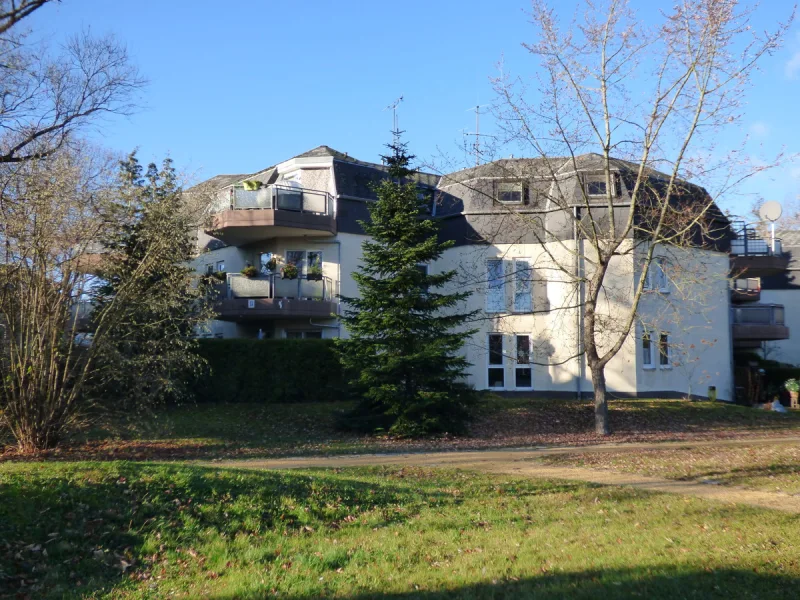 Hinteransicht mit Blick zum Balkon - Wohnung kaufen in Berlin-Steglitz - "Kapitalanleger aufgepasst", Großzügig geschnittene Wohnung, nahe dem Lilienthal Park*gr. Balkon*Wannenbad*zzgl. Hobbyraum*