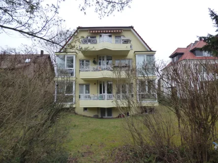 Hinteransicht - Wohnung kaufen in Berlin-Reinickendorf - Gut vermietete Maisonette-Wohnung, unweit dem Berliner Forst ***Terrasse mit Gartenzugang***Laminatfußboden***EBK***