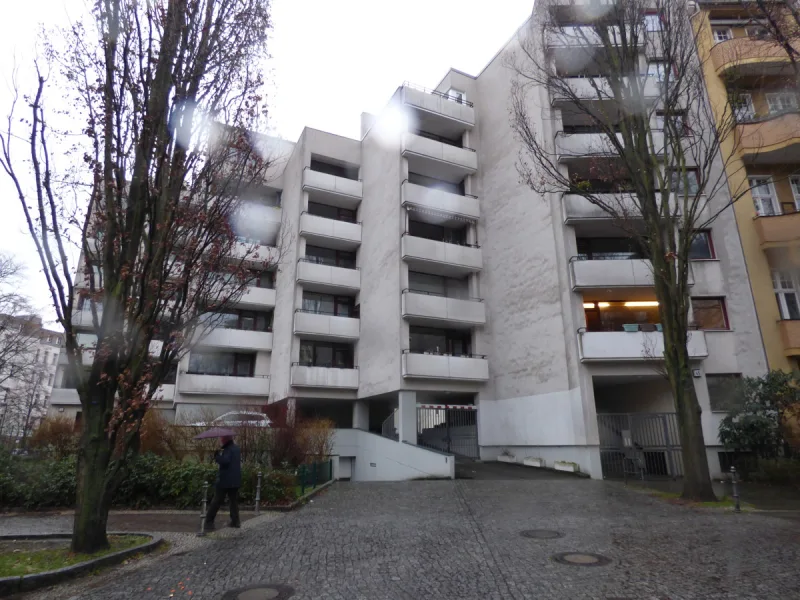 Hausansicht - Zinshaus/Renditeobjekt kaufen in Berlin-Wilmersdorf - Gut vermietete Wohnung in begehrter City-Lage, vis á vis dem Nikolsburger Platz***Balkon***Parkettfußb.***TG-Stellpl.***