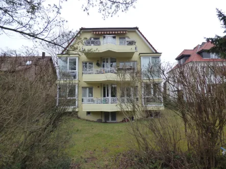 Hinteransicht - Zinshaus/Renditeobjekt kaufen in Berlin-Reinickendorf - Gut vermietete Maisonette-Wohnung, unweit dem Berliner Forst ***Terrasse mit Gartenzugang***Laminatfußboden***EBK***