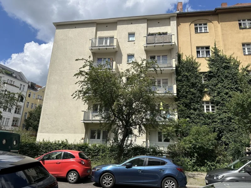 Hausansicht - Zinshaus/Renditeobjekt kaufen in Berlin - "Investment für die Zukunft" Geräumige, vermietete 2-Zimmerwohnung in guter Lage ***Wannenbad mit Fenster***