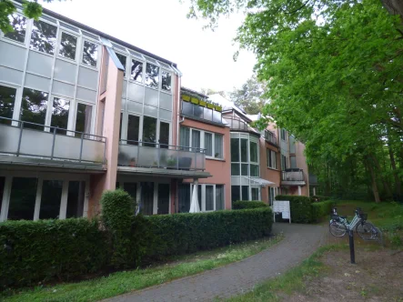 Hausansicht - Wohnung kaufen in Berlin-Köpenick - Gut vermietete Maisonette-Wohnung, in ruhiger und grüner Wohnlage, unweit der Dahme **KFZ-Stellpl.**Parkettfußb.**EBK**2 Terrassen**