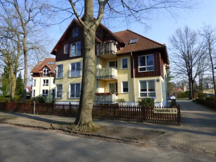 Blick zum Haus - Zinshaus/Renditeobjekt kaufen in Schöneiche - Repräsentatives Wohnung in grüner und ruhiger Wohnlage **Sonnenbalkon**Wannenbad**Garage**