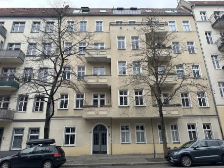 Hausansicht - Zinshaus/Renditeobjekt kaufen in Berlin-Prenzlauer Berg - "Kapitalanleger aufgepasst"- Gut vermietete EG-Wohnung, unweit dem Ernst-Thälmann-Park