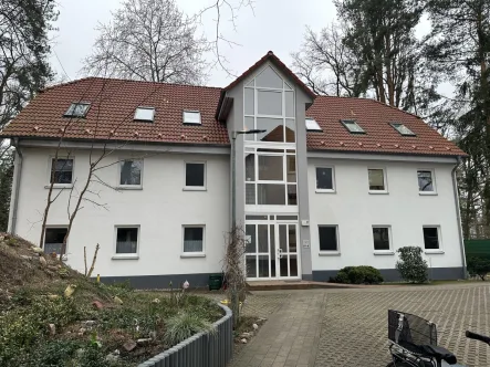 Hausansicht - Zinshaus/Renditeobjekt kaufen in Hohen Neuendorf - Vermietete Dachgeschosswohnung in grüner und ruhiger Wohnlage ***Laminat***EBK***