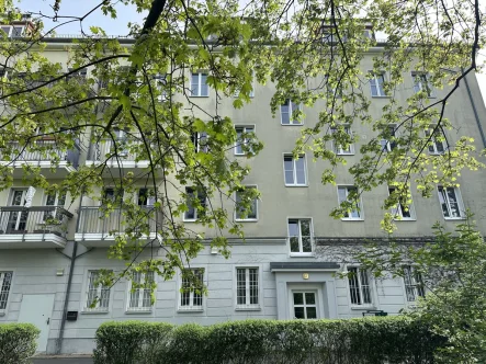 Blick zum Haus - Wohnung kaufen in Berlin-Treptow - Bezugsfreie Wohnung, nahe der Königsheide ***Wannenbad mit Fenster***Keller***