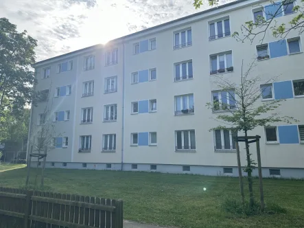 Hausansicht - Wohnung mieten in Berlin-Treptow - Kleine Single-Wohnung in ruhiger Wohnlage***frisch gestrichen***Laminatfußboden***