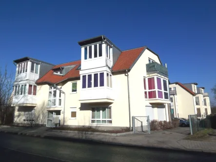 Hausansicht - Wohnung kaufen in Berlin-Treptow - "Bezugsfreie Balkon-Wohnung im Ortskern von Altglienicke***Duschbad***Laminatfußboden***