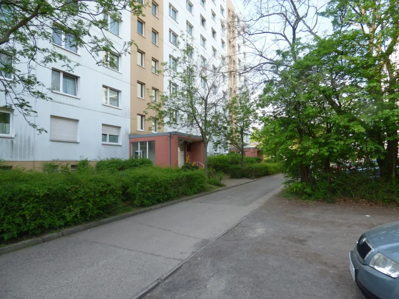 Blick zum Haus - Zinshaus/Renditeobjekt kaufen in Berlin-Lichtenberg - Gepflegte und gut vermietete Wohnung, unweit dem S-Bhf. Friedrichsfelde Ost***Wannenbad***Lift***