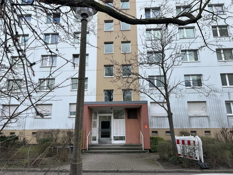 Hausansicht - Zinshaus/Renditeobjekt kaufen in Berlin-Lichtenberg - "Kapitalanleger aufgepasst"- Sonnige Balkon-Wohnung in zentraler Wohnlage ***vermietet***Wannenbad***