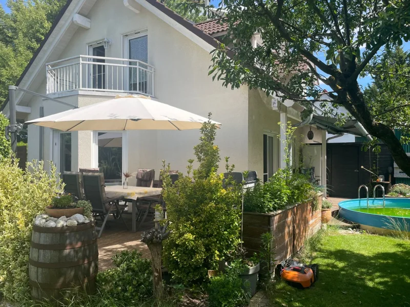 Ansicht zum Pool, Terrasse - Haus kaufen in Berlin-Treptow - Wunderschönes Einfamilienhaus mit gepflegten Garten in ruhiger Wohnlage - Johannisthal