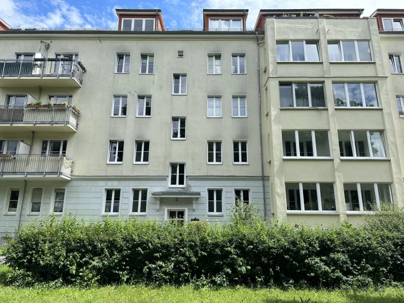 Hausansicht  - Wohnung mieten in Berlin-Treptow - Bezugsfreie Wohnung, nahe der Königsheide ***frisch gestrichen******Laminatfußboden***Wintergarten***