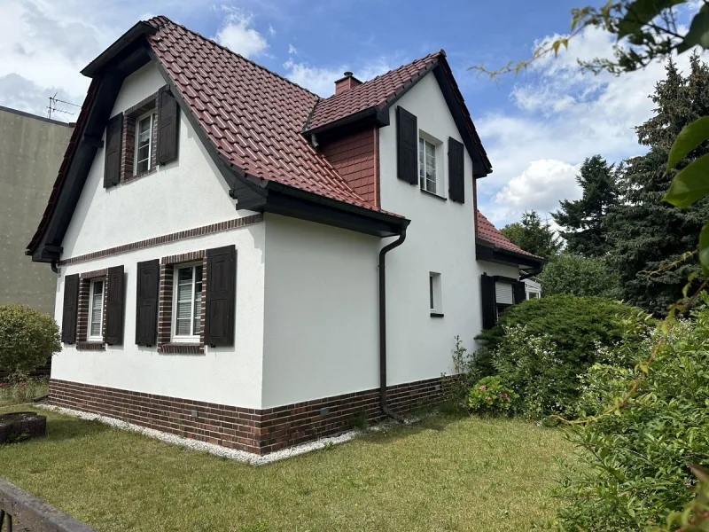 Blick zum Haus - Haus kaufen in Eichwalde - Kleines EFH mit großem Grundstück, Garage und großem Nebengelass - ausbaubar - in S-Bahnnähe