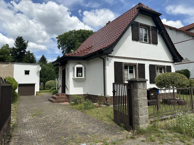 Hauseingang, Blick zur Garage