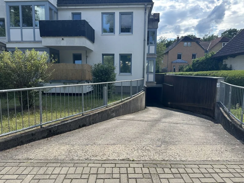 Blick zur Garageneinfahrt