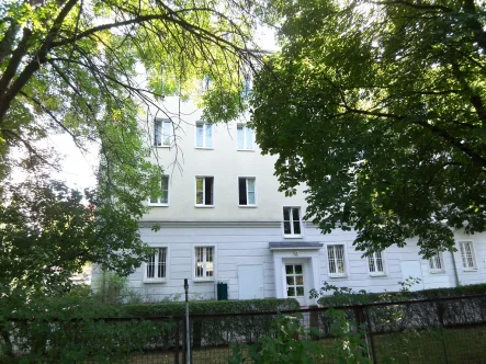 Hausansicht - Wohnung mieten in Berlin-Treptow - Sonnige DG-Wohnung mit Terrasse, unweit der Königsheide ***Laminat***Badewanne***