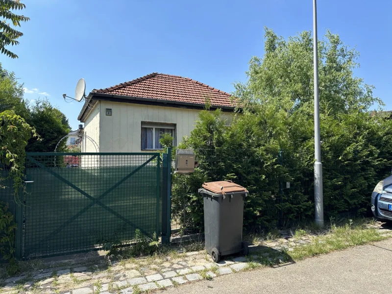 Blick zum Grundstück, neu - Haus kaufen in Berlin - Abrissfähiges, kleines EFH in schöner und ruhiger Siedlungslage, unweit dem Tegeler See und der Jungfernheide