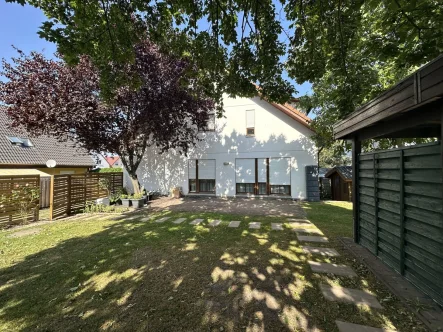 Blick zur Terrasse - Haus kaufen in Berlin-Treptow - Wunderschöne, vollunterkellerte Doppelhaushälfte mit Garten und Carport ***Parkett***Süd-Terrasse***