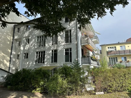 Hausansicht - Wohnung kaufen in Berlin-Köpenick - Gut vermietete Balkon-Wohnung, in ruhiger und grüner Wohnlage, unweit der Dahme **TG-Stellpl.**Parkettfußb.**EBK**