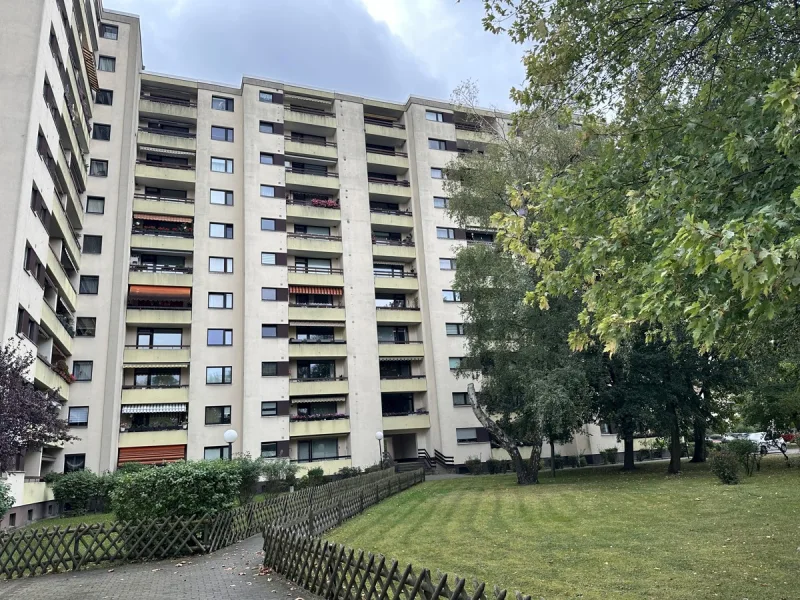 Blick in die Wohnanlage - Wohnung kaufen in Berlin-Tempelhof - Bezugsfreie Balkonwohnung unweit dem Britzer Garten und dem Freizeitpark Marienfelde ***Aufzug***EBK***Duschbad***