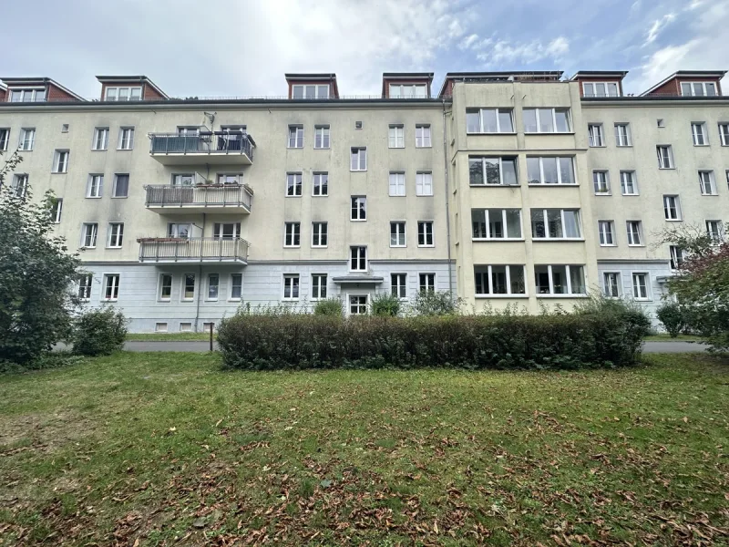 Blick zum Haus - Wohnung mieten in Berlin-Treptow - Sonnige Balkonwohnung, unweit der Königsheide ***Laminat***Badewanne***