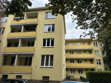 Hausansicht - Wohnung mieten in Berlin-Reinickendorf - Helle Wohnung mit Balkon, nahe dem Volkspark Schönholzer Heide***Laminat***Wannenbad****