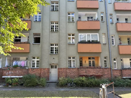 Hinteransicht - Zinshaus/Renditeobjekt kaufen in Berlin-Schöneberg - "Vermietete Wohnung mit Balkon, in begehrter Wohnlage – Ideal für Investoren!“