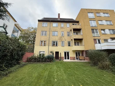 Hinteransicht - Wohnung mieten in Berlin-Steglitz - Großzügig geschnittene Balkonwohnung in grüner und ruhiger Wohnlage ***Laminat***2 Bäder***