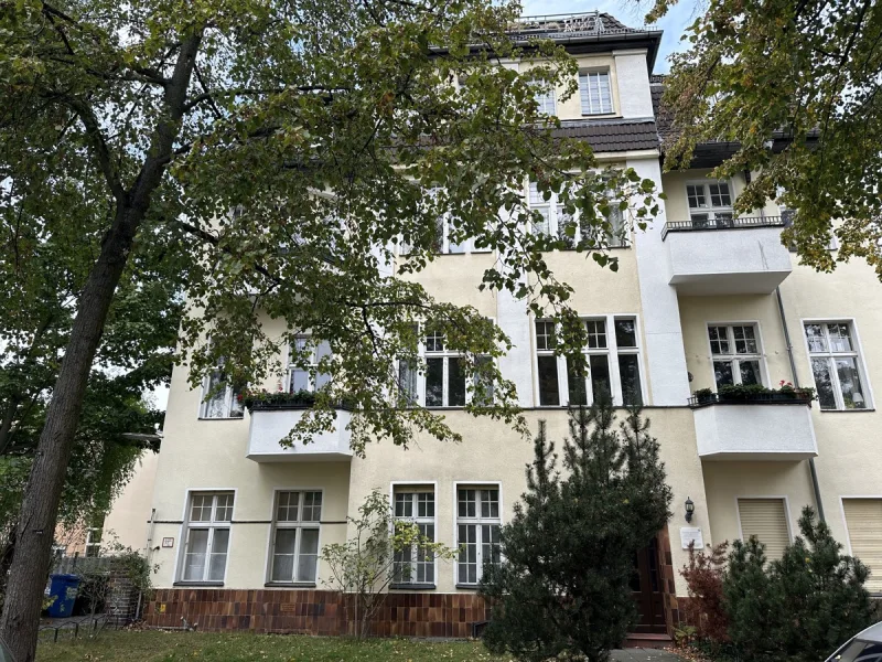 Hausansicht - Wohnung mieten in Berlin-Steglitz - Großzügig geschnittene Balkon-Wohnung im grünen Berliner Süden, in Lankwitz ***EBK***Wannenbad***Parkett/Dielen***