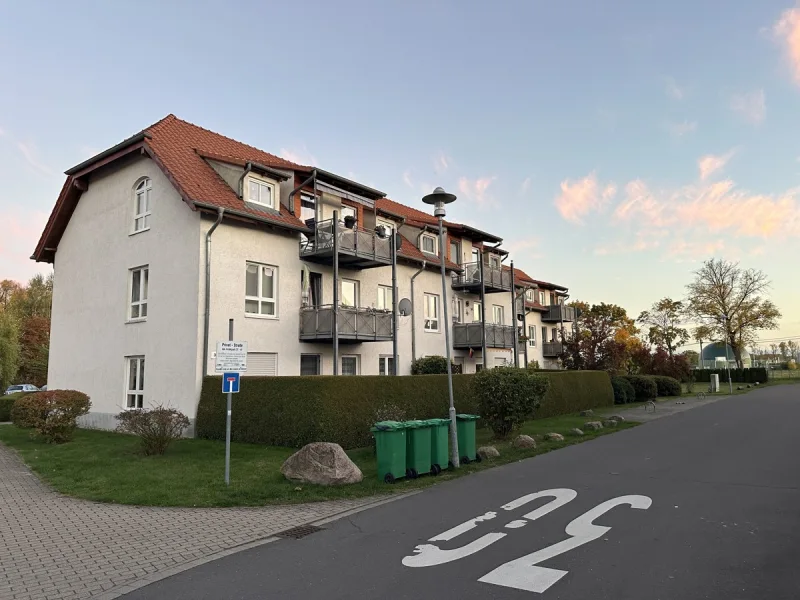 Blick in die Wohnanlage - Wohnung kaufen in Trebbin - "Bezugsfrei nach Vereinbarung" - Sonnige DG-Wohnung mit Balkon, in idyllischer und grüner Wohnlage, in Klein Schulzendorf*EBK*Garage*