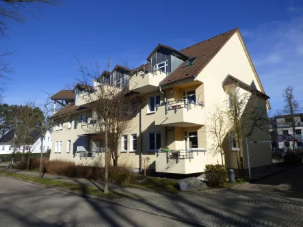 Blick zur Wohnanlage - Garage/Stellplatz mieten in Schöneiche - Praktischer Tiefgaragenstellplatz in gepflegtem Wohnumfeld – Jetzt anmieten!