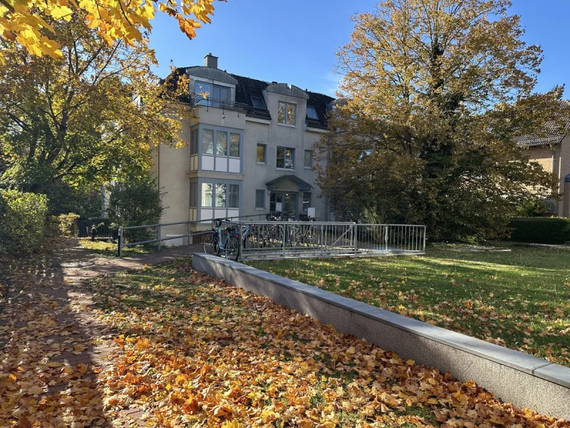 Blick zum Haus - Zinshaus/Renditeobjekt kaufen in Berlin-Reinickendorf - Gut vermietete Wohnung in Heiligensee, nahe dem Berliner Stadtforst *Erker*Duschbad*TG-Stellpl.*