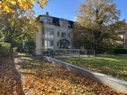 Blick zum Haus - Zinshaus/Renditeobjekt kaufen in Berlin-Reinickendorf - Gut vermietete Wohnung in Heiligensee, nahe dem Berliner Stadtforst *Erker*Duschbad*TG-Stellpl.*