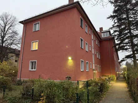 Blick in die Wohnanlage - Wohnung kaufen in Berlin-Reinickendorf - Bezugsfreie und sanierte Wohnung unweit dem Tegeler See*Laminat*EBK*Tageslichtbad mit Dusche*