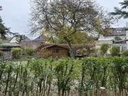 Blick in den Garten zum Geräteschuppen