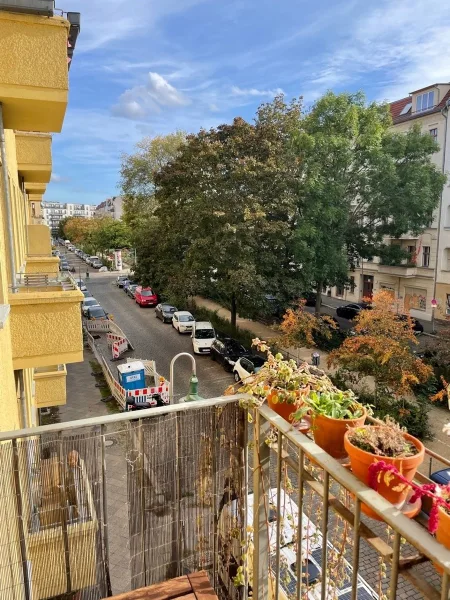 Blick vom Balkon in die Straße