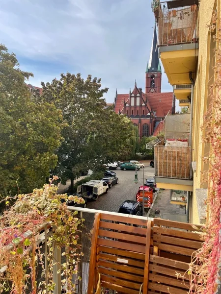 Blick vom Balkon zur Kirche