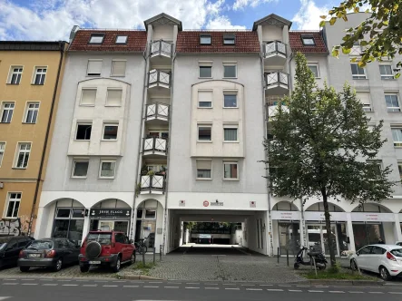 Hausansicht - Garage/Stellplatz mieten in Berlin-Friedrichshain - "Parken leicht gemacht: Tiefgaragenstellplatz in unmittelbarer Nähe zur Frankfurter Allee!"