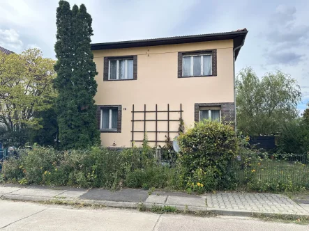 Hausansicht - Haus kaufen in Berlin-Treptow - EFH -vermietet - unweit dem S-Bahnhof Altglienicke, mit großen Garten