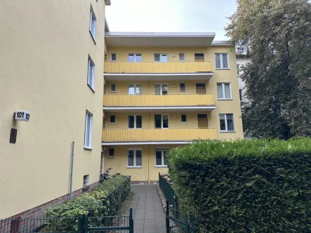 Blick zum Haus - Wohnung mieten in Berlin-Reinickendorf - Geräumige Terrassenwohnung mit eigenen Garten, unweit dem Volkspark Schönholzer Heide***Laminat***Außenrollos***